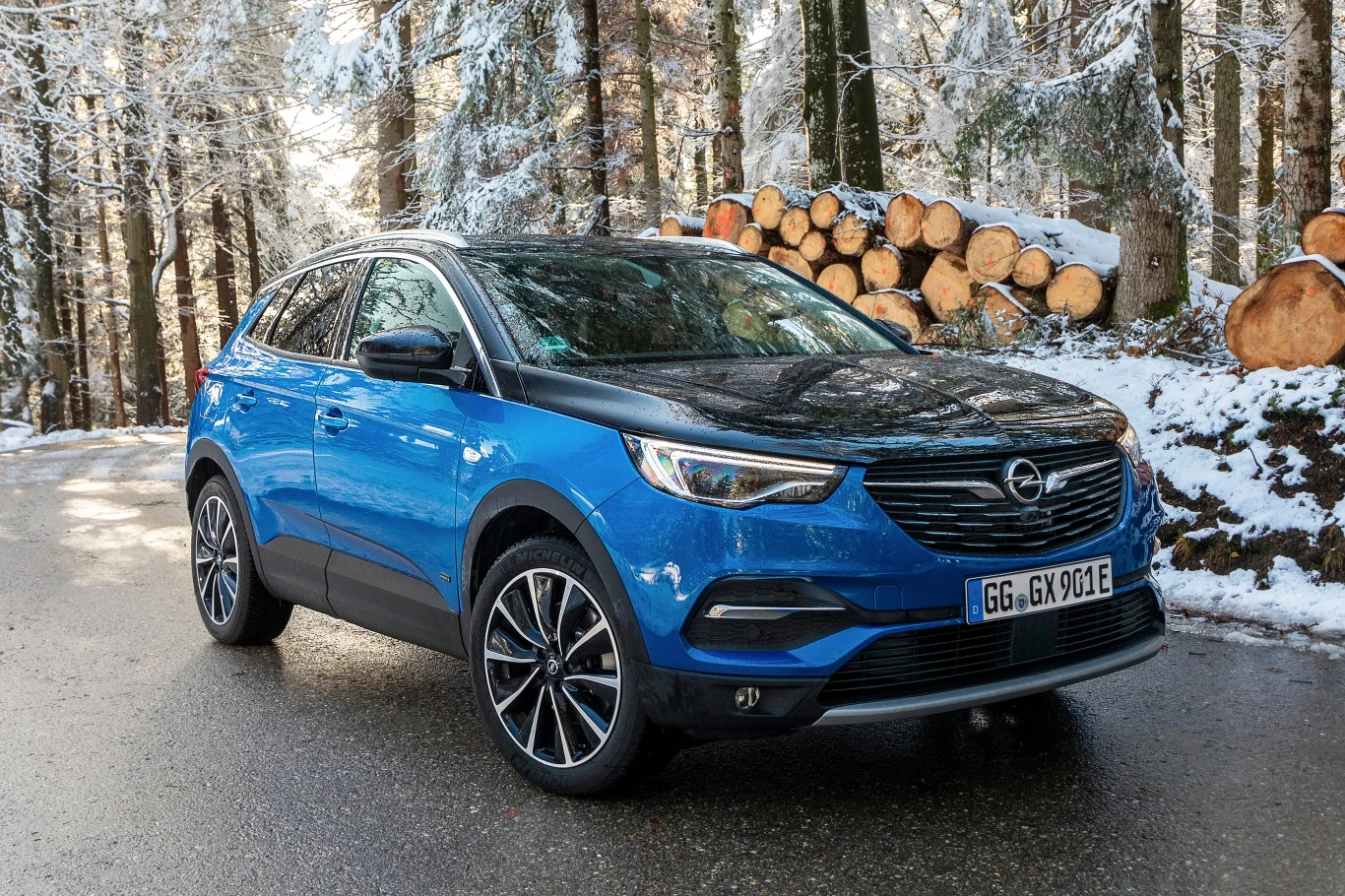 Oprócz kabla dostarczanego wraz z pojazdem i służącego do ładowania akumulatorów z domowego gniazdka, Opel zaoferuje także przewody do szybkiego ładowania na publicznych stacjach oraz ładowarki naścienne Wallbox. Ładowanie akumulatora do pełna za pomocą ładowarki naściennej Wallbox o mocy 7,4 kW trwa około dwóch godzin. Oprócz kabla dostarczanego wraz z pojazdem i służącego do ładowania akumulatorów z domowego gniazdka, Opel zaoferuje także przewody do szybkiego ładowania na publicznych stacjach oraz ładowarki naścienne Wallbox. Ładowanie akumulatora do pełna za pomocą ładowarki naściennej Wallbox o mocy 7,4 kW trwa około dwóch godzin.