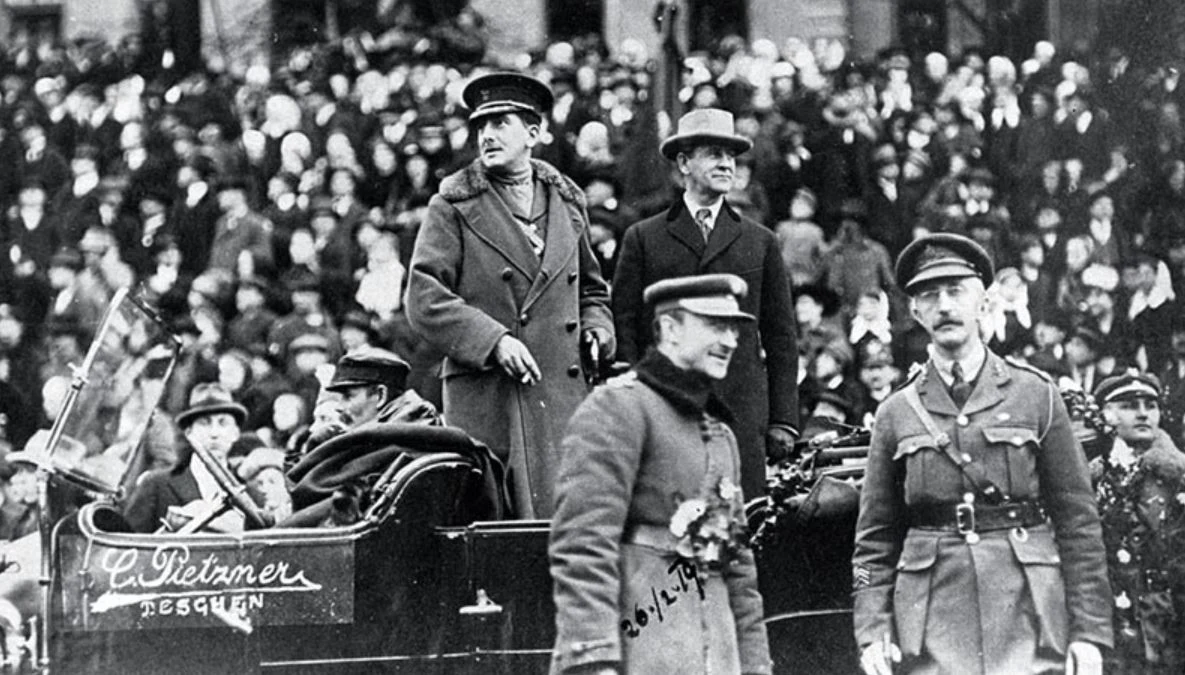 Pod naciskiem aliantów, 3 lutego, ustalono nową linię demarkacyjną ciągnącą się mniej więcej wzdłuż spornej linii kolei koszycko-bogumińskiej. Czesi nie do końca godzili się na nowy podział. Musieli wycofać się z zajętych terenów, co przeciągali w nieskończoność. W dodatku coraz częściej dochodziło do łamania zawieszenia broni. Wbrew porozumieniu, Czesi próbowali odrzucić słabe polskie jednostki dalej od linii kolejowej. Na zdjęciu alianccy żołnierze nadzorujący przestrzeganie porozumienia.