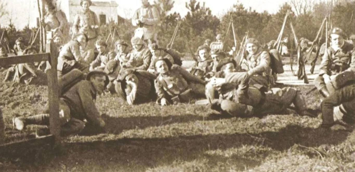 Sytuację zaogniła decyzja polskiego rządu o poborze mieszkańców Śląska Cieszyńskiego do Wojska Polskiego. Sytuacja była o tyle dziwna, że ustawa dokładnie określała kogo i na jakim terenie obowiązuje pobór. Tereny sporne miały być z niego wyłączone. Czesi wyrazili wówczas zaniepokojenie. Impulsem do działania było dla nich rozpisanie przez polski rząd wyborów do Sejmu na 26 stycznia 1919 roku. Rząd Czechosłowacji uznał to za naruszenie porozumienia i próbę utrwalenia polskiej władzy na spornym terenie. Na zdjęciu żołnierze czechosłowaccy w czasie walk o Cieszyn.