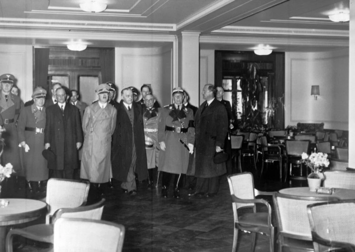 Adolf Hitler zwiedza nowy statek pasażerski