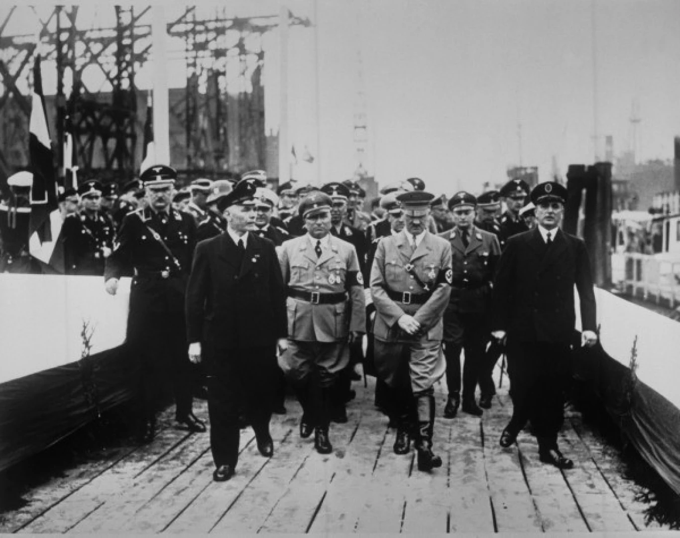 Adolf Hitler zwiedza nowy statek pasażerski