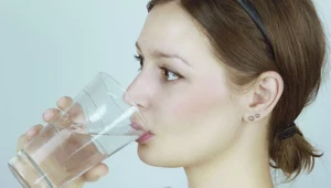 Czy wypijanie ośmiu szklanek wody dziennie to przestarzała zasada?