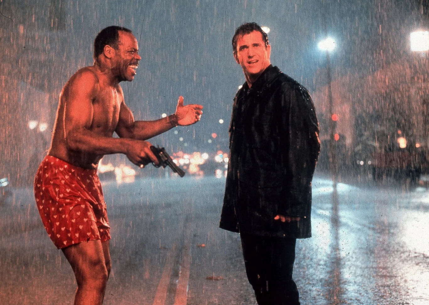 Po zakończeniu przygody z Mad Maxem, kolejny międzynarodowy sukces przyszedł wraz z rolą Martina Riggsa w cyklu "Zabójcza broń" (1987-1997). Cztery filmy o perypetiach pogrążonego w depresji policjanta, który podejmuje się najbardziej niebezpiecznych zadań, i chcącego w spokoju doczekać emerytury starszego partnera (Danny Glover), zarobiła na całym świecie łącznie ponad 955 milionów dolarów. Pierwsza część uchodzi za najlepszy policyjny buddy movie w historii.