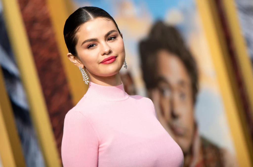 Selena Gomez postawiła na różowe paznokcie