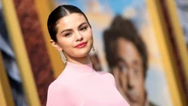 Selena Gomez to amerykańska piosenkarka i aktorka, która stała się znana po tym, jak wcieliła się w rolę nastoletniej Alex Russo w młodzieżowym serialu "Czarodzieje z Waverly Place". 

Od tego czasu nie może narzekać na brak pracy. Oprócz występowania w filmowych produkcjach, gwiazda nagrywa też piosenki i regularnie koncertuje. Obecnie zajmuje się promocją swojej najnowszej płyty "Rare". 