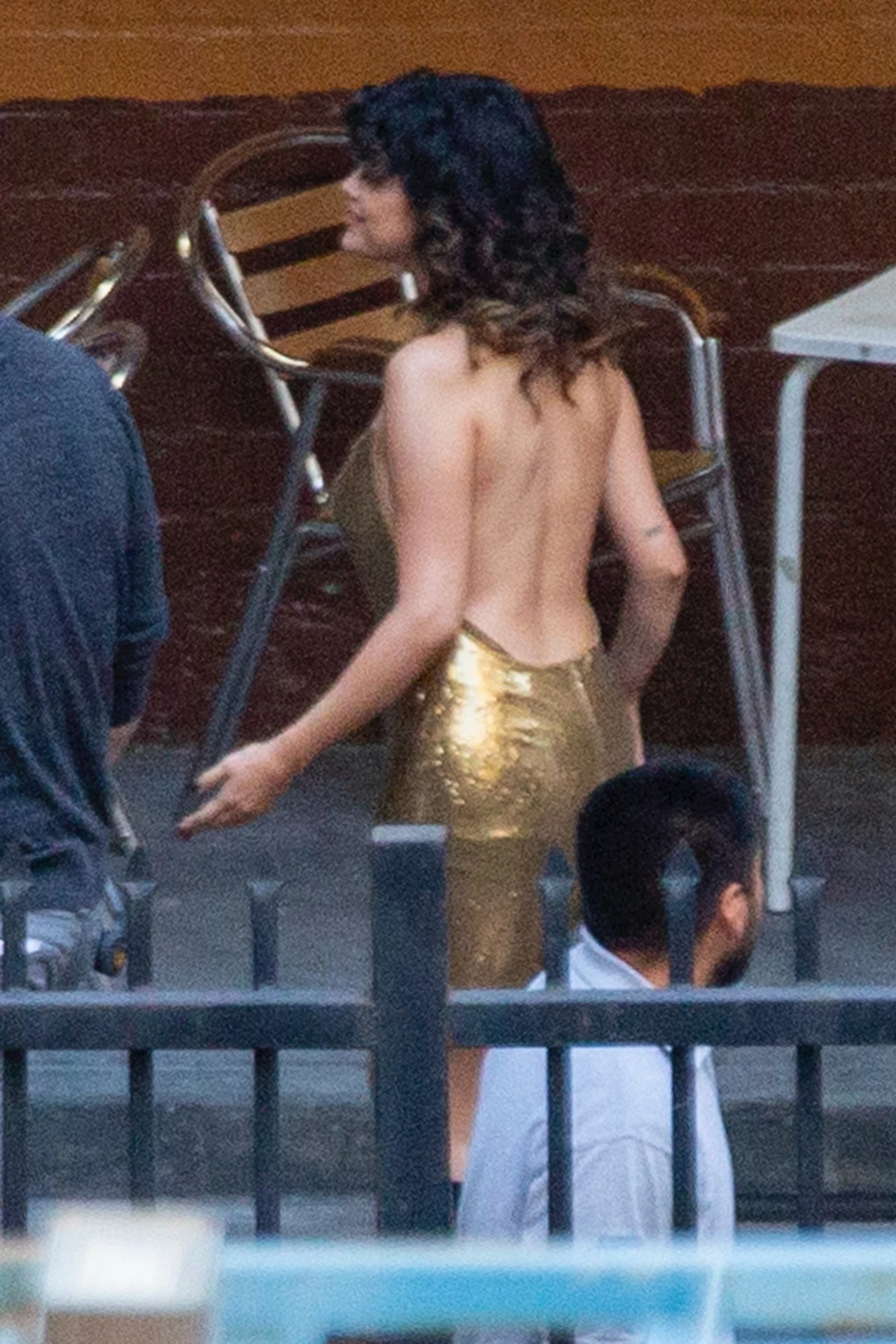 Selena Gomez rzadko ubiera się aż tak odważnie. Zazwyczaj nie eksponuje swoich wdzięków w ten sposób. Tym razem pokazała naprawdę sporo! Głęboki dekolt i odkryte plecy to nie wszystko. Gwiazda założyła też ciemne kozaki. Dawno nie widzieliśmy jej w tak seksownej stylizacji. Niektórzy spekulują, że artystka ubrała się tak do jednego ze swoich nowych teledysków. Jeżeli tak, to już nie możemy doczekać się efektu końcowego! Selena Gomez rzadko ubiera się aż tak odważnie. Zazwyczaj nie eksponuje swoich wdzięków w ten sposób. Tym razem pokazała naprawdę sporo! Głęboki dekolt i odkryte plecy to nie wszystko. Gwiazda założyła też ciemne kozaki. Dawno nie widzieliśmy jej w tak seksownej stylizacji. Niektórzy spekulują, że artystka ubrała się tak do jednego ze swoich nowych teledysków. Jeżeli tak, to już nie możemy doczekać się efektu końcowego!