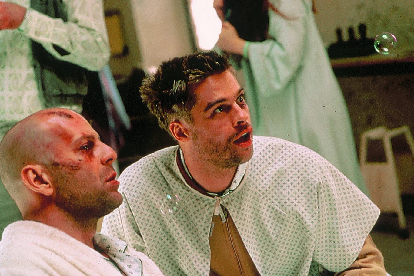 "12 małp"
Inspiracją do tego wyreżyserowanego przez Terry'ego Gilliama filmu, był francuski obraz krótkometrażowy "La Jetée". Akcja "12 małp" rozpoczyna się w 2035 roku, w świecie zdziesiątkowanym przez działanie śmiertelnego wirusa. Ci, którym udało się przetrwać epidemię, mieszkają w podziemiach zrujnowanych miast. Bruce Willis wciela się tu w rolę więźnia, który ma zostać wysłany w przeszłość, by tam pomóc w opracowaniu antidotum. Zamiast do planowanego 1996 roku przenosi się jednak o kilka lat wcześniej. Trafia do szpitala psychiatrycznego, w którym poznaje niejakiego Jeffreya Goinesa (w tej roli Brad Pitt), który tym razem znajduje się po drugiej stronie epidemiologicznej barykady.
(PAP Life)