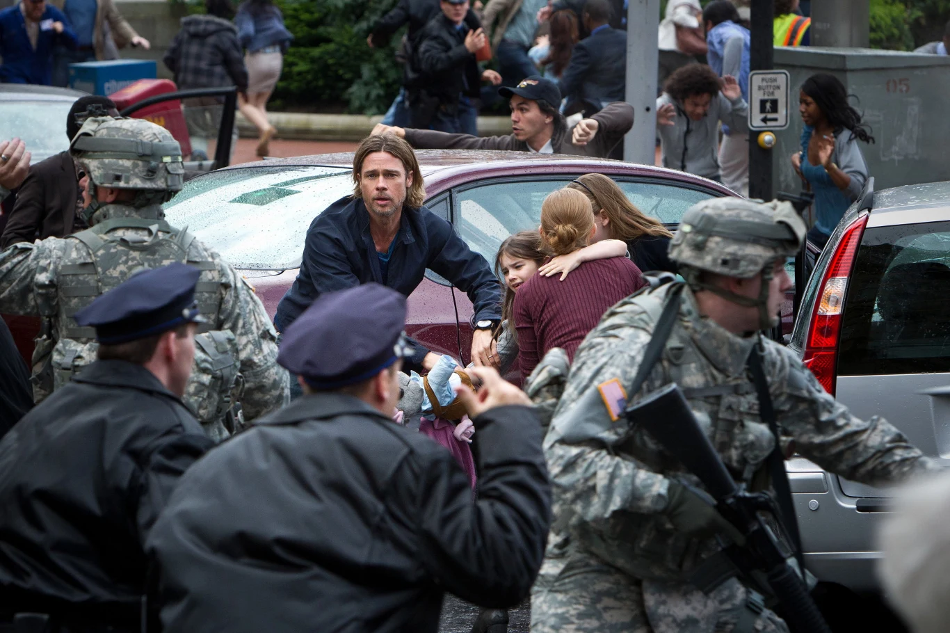 "World War Z"
Kiedy losy świata znajdują się w rękach Brada Pitta, wiadomo, że sytuacja, choć poważna, jest jeszcze do opanowania. Pitt wciela się w filmie Marca Forstera w rolę byłego pracownika ONZ-u, na którego barkach ciąży odnalezienie sposobu na powstrzymanie pandemii zombie. Krwiożercze, a przede wszystkim piekielnie szybkie żywe trupy, szybko dziesiątkują populację Ziemi. Tylko odnalezienie Pacjenta Zero może sprawić, że uda się opracować antidotum na wirusa, który spowodował całe zamieszanie. "World War Z" powstał na motywach bestsellerowej powieści autorstwa Maksa Brooksa.
(PAP Life)