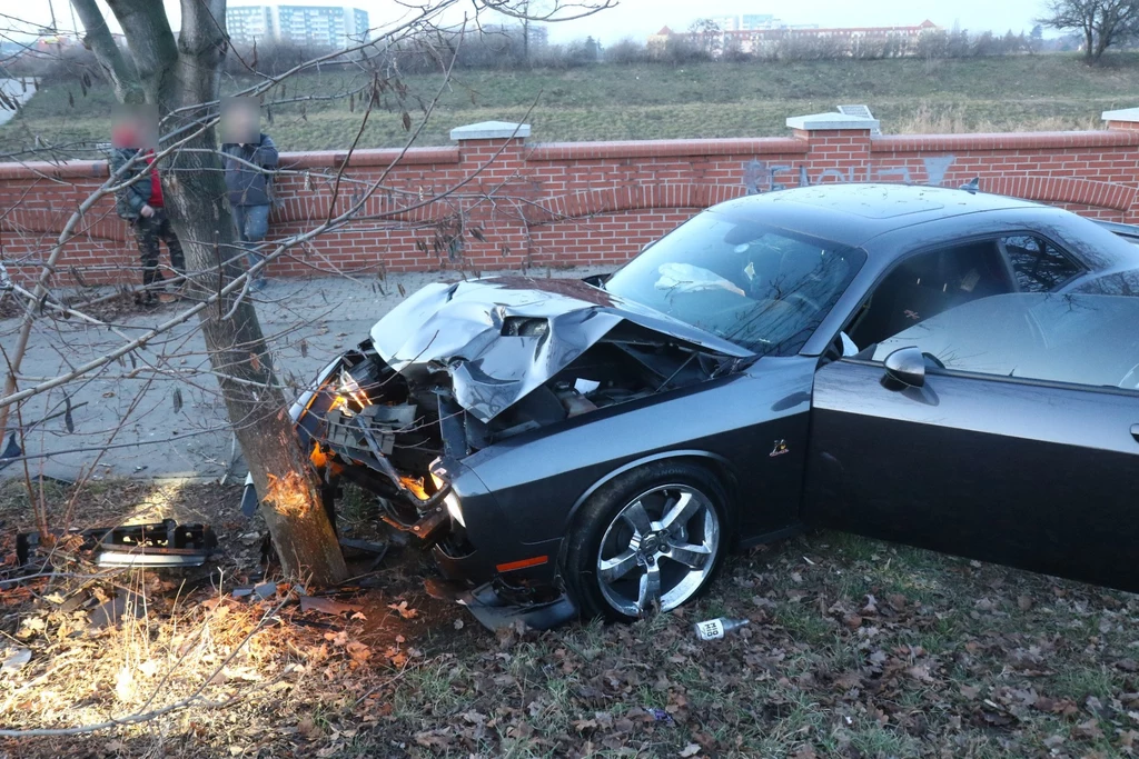 Samochód rozbił pracownik myjni