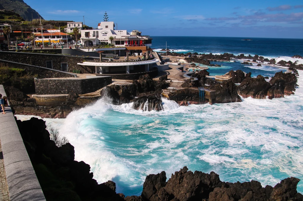 Porto Moniz -  międzyskalne wyżłobienia w dawnych kraterach naturalnie wydrążyła lawa wulkaniczna