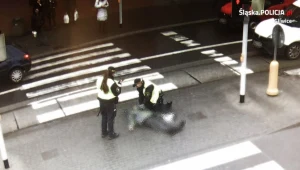 Strażnicy miejscy udzielają pomocy mężczyźnie, który dostał zawału na przejściu dla pieszych w Gliwicach