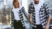 W tym roku kolekcję walentynkową dodatkowo wzbogacają proste, uniwersalne modele
damskie: marynarka Hana, T-shirt Zoey, długa koszula w kratę oraz model dla niej i dla niego – krótka koszula w kratę.