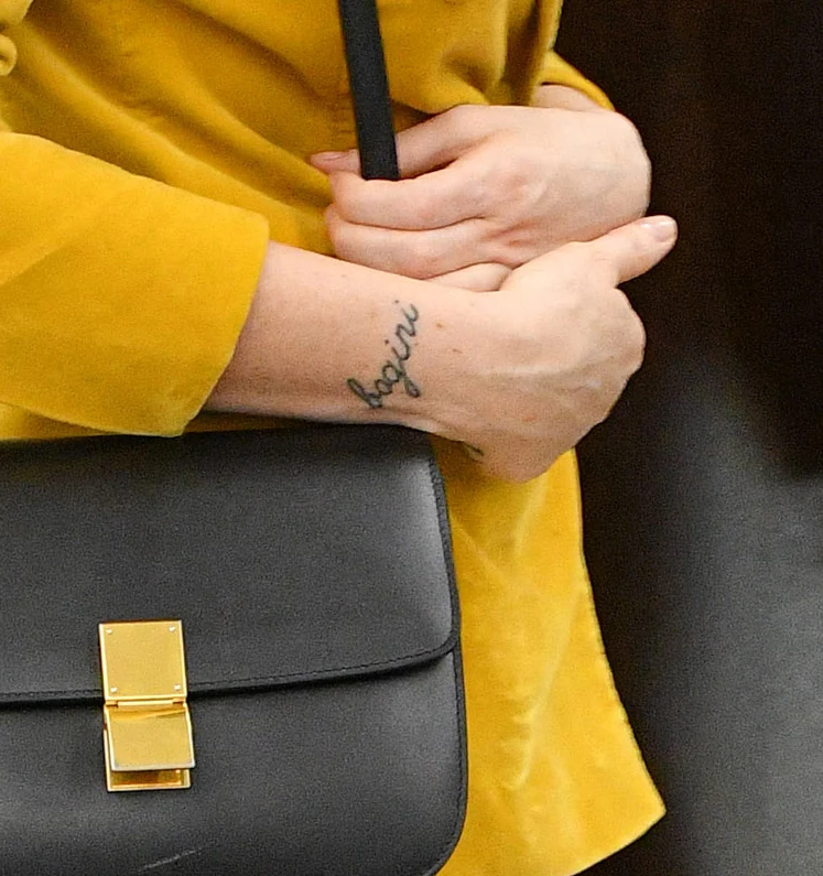 "Bogini" - taki napis widnieje na ręce Pauliny "Bogini" - taki napis widnieje na ręce Pauliny