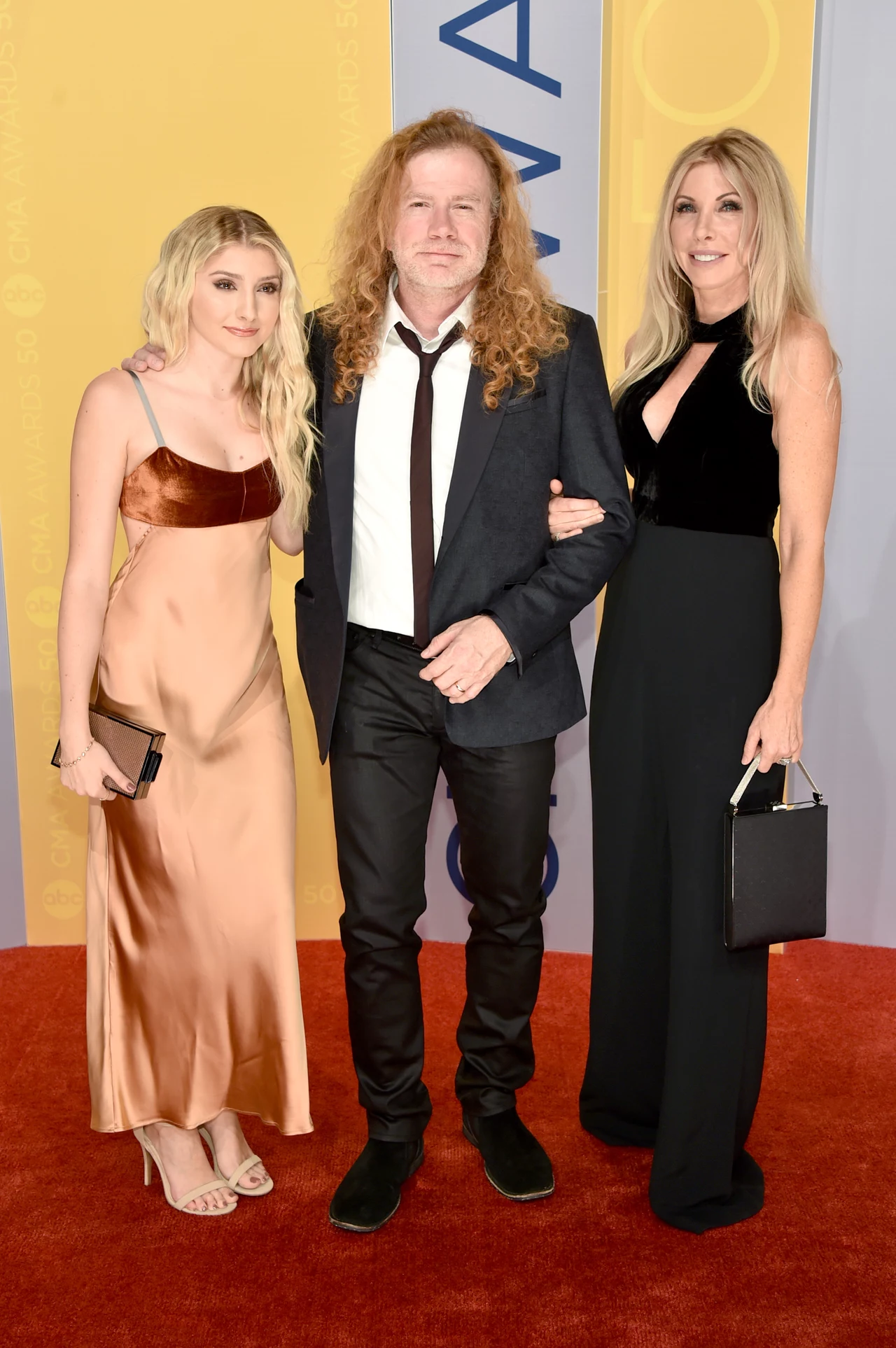 To nie pierwszy raz, gdy córka Mustaine'a towarzyszyła mu na scenie. W wieku 15 lat wykonała własną wersję wspomnianego utworu razem z Jasonem Kerstonem. Ponadto nagrała cover utworu Megadeth "I Thought I Knew It All". To nie pierwszy raz, gdy córka Mustaine'a towarzyszyła mu na scenie. W wieku 15 lat wykonała własną wersję wspomnianego utworu razem z Jasonem Kerstonem. Ponadto nagrała cover utworu Megadeth "I Thought I Knew It All".