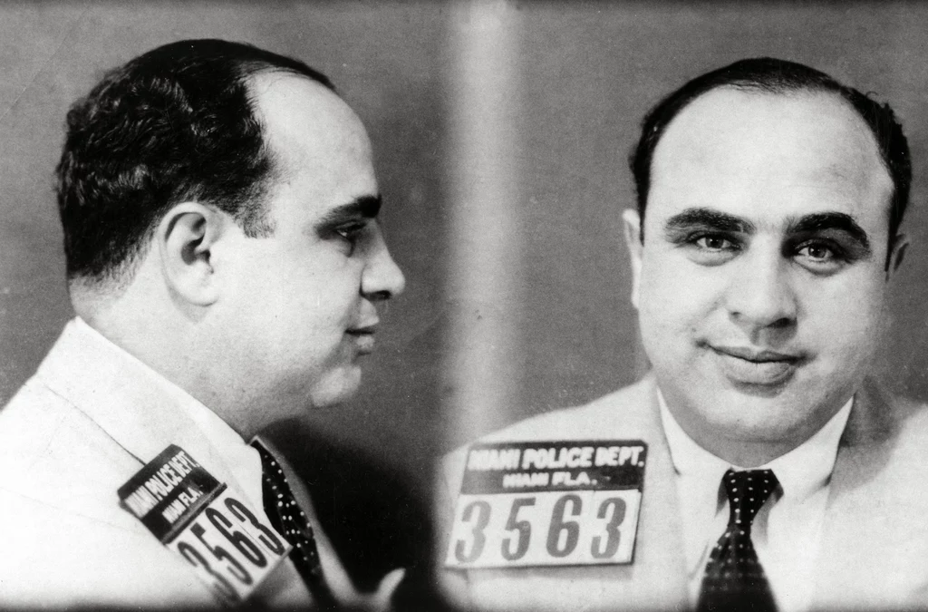 Jeden z najsłynniejszych więźniów w Alcatraz: Al Capone. Zdjęcie z policyjnej kartoteki