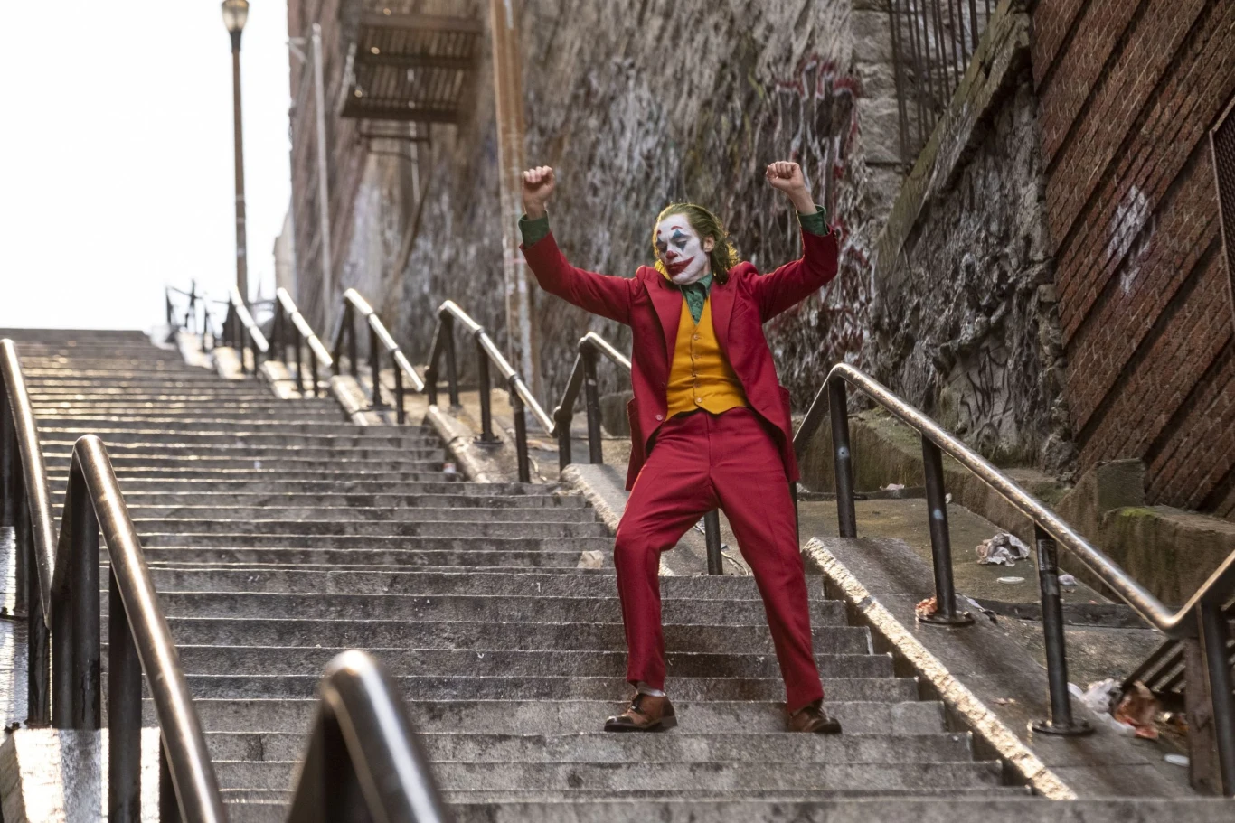 "Joker" jest dziełem reżysera Todda Phillipsa, nominowanego do Oscara autora kultowej komedii "Kac Vegas". W rolę tytułową wcielił się trzykrotnie nominowany do Oscara Joaquin Phoenix ("Mistrz"). Obok niego w obsadzie filmu znaleźli się zdobywca dwóch Oscarów Robert De Niro ("Wściekły byk"), nominowana do Nagrody Emmy Zazie Beetz ("Deadpool 2"), laureatka Złotego Globu Frances Conroy (serial "Sześć stóp pod ziemią"), Brett Cullen ("Mroczny Rycerz powstaje"), Shea Whigham (serial "Zakazane imperium") oraz nominowany do Nagrody Emmy Bill Camp ("Zniewolony"). "Joker" jest dziełem reżysera Todda Phillipsa, nominowanego do Oscara autora kultowej komedii "Kac Vegas". W rolę tytułową wcielił się trzykrotnie nominowany do Oscara Joaquin Phoenix ("Mistrz"). Obok niego w obsadzie filmu znaleźli się zdobywca dwóch Oscarów Robert De Niro ("Wściekły byk"), nominowana do Nagrody Emmy Zazie Beetz ("Deadpool 2"), laureatka Złotego Globu Frances Conroy (serial "Sześć stóp pod ziemią"), Brett Cullen ("Mroczny Rycerz powstaje"), Shea Whigham (serial "Zakazane imperium") oraz nominowany do Nagrody Emmy Bill Camp ("Zniewolony").