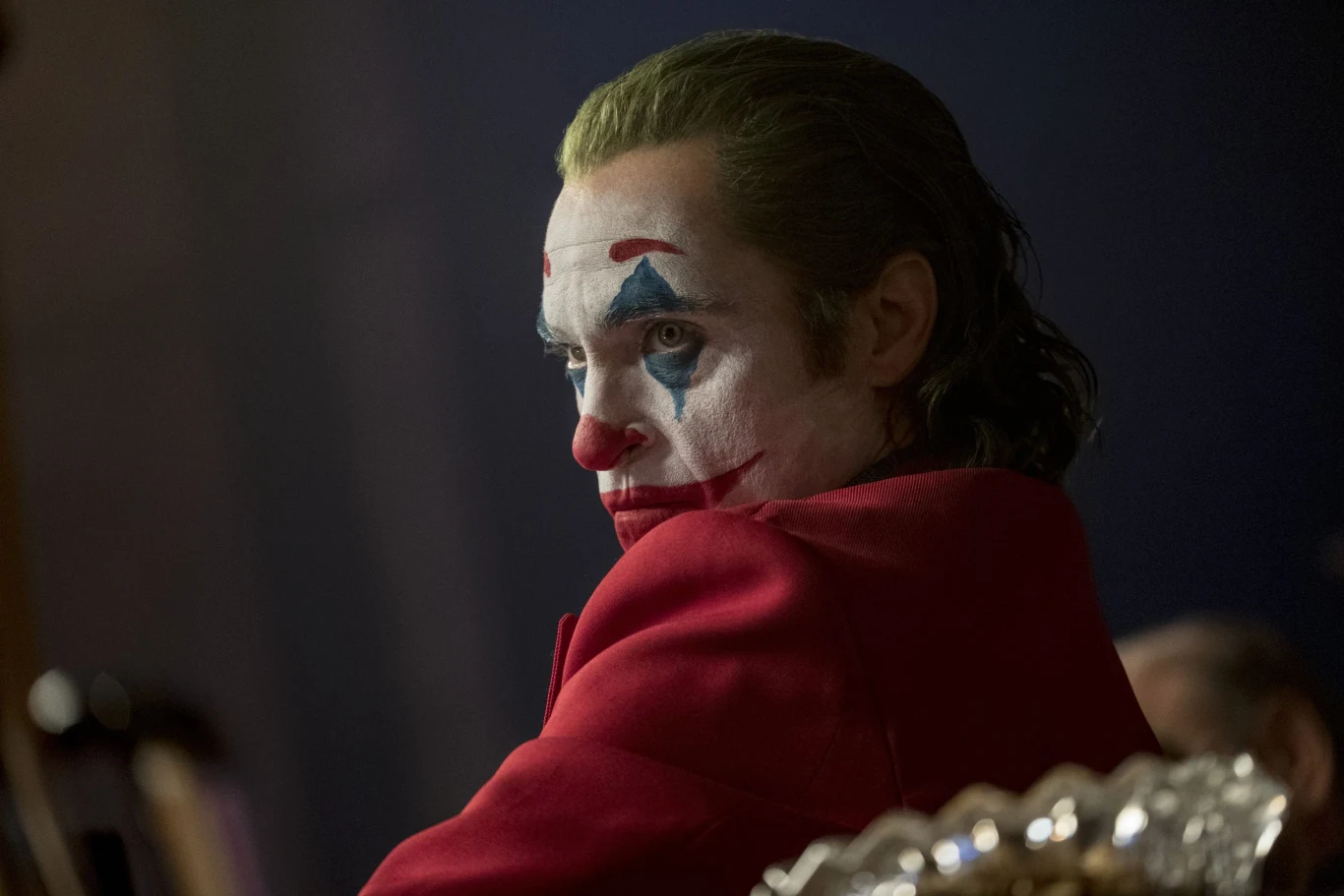 "Joker" przedstawia historię narodzin najsłynniejszego komiksowego łotra uniwersum DC Comics. Przedstawiony w filmie portret Arthura Flecka ukazuje człowieka usiłującego znaleźć swoje miejsce w podzielonej społeczności mieszkańców Gotham. Marzący o choćby odrobinie uznania, próbuje swoich sił jako komik stand-up. Okazuje się jednak, że ostatecznie zawsze to on jest wyśmiewany. Boleśnie szczere, alegoryczne studium postaci ukazuje, jak człowiek uwięziony w błędnym kole egzystencji, między apatią, okrucieństwem i zdradą, podejmuje jedna za drugą fatalne w skutkach decyzje, które uruchamiają tragiczny łańcuch zdarzeń. "Joker" przedstawia historię narodzin najsłynniejszego komiksowego łotra uniwersum DC Comics. Przedstawiony w filmie portret Arthura Flecka ukazuje człowieka usiłującego znaleźć swoje miejsce w podzielonej społeczności mieszkańców Gotham. Marzący o choćby odrobinie uznania, próbuje swoich sił jako komik stand-up. Okazuje się jednak, że ostatecznie zawsze to on jest wyśmiewany. Boleśnie szczere, alegoryczne studium postaci ukazuje, jak człowiek uwięziony w błędnym kole egzystencji, między apatią, okrucieństwem i zdradą, podejmuje jedna za drugą fatalne w skutkach decyzje, które uruchamiają tragiczny łańcuch zdarzeń.