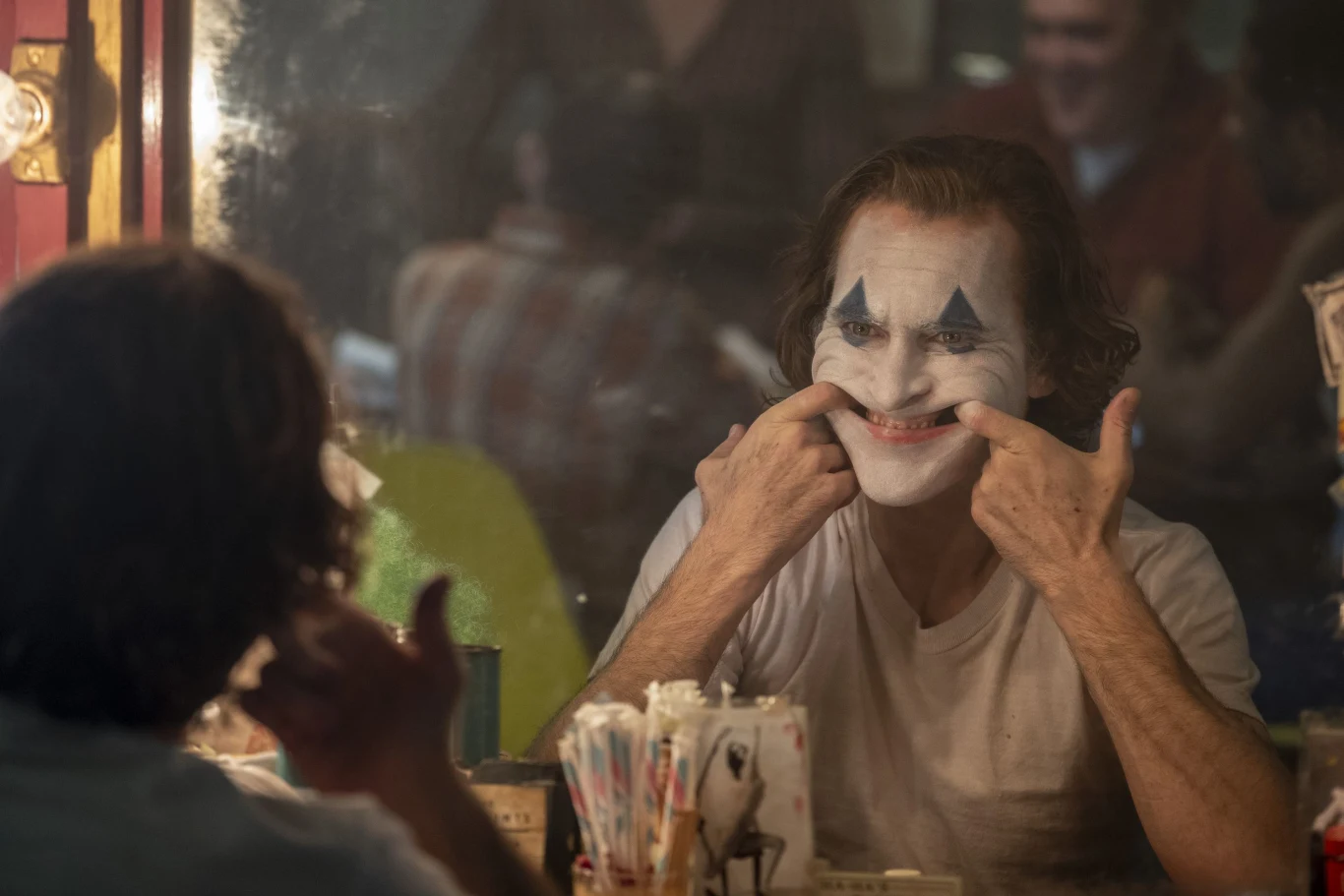 "Joker" otrzymał nominacje do Oscarów aż w 11 kategoriach m.in. najlepszy film, najlepszy reżyser, najlepszy aktor, najlepsze zdjęcia oraz muzyka. „Joker” ma również na swoim koncie Złotego Lwa – główną nagrodę festiwalu w Wenecji, nagrodę Amerykańskiego Instytutu Filmowego dla najlepszego filmu roku oraz dwie nagrody na festiwalu Camerimage – Złotą Żabę dla najlepszego filmu oraz nagrodę publiczności. "Joker" otrzymał nominacje do Oscarów aż w 11 kategoriach m.in. najlepszy film, najlepszy reżyser, najlepszy aktor, najlepsze zdjęcia oraz muzyka. „Joker” ma również na swoim koncie Złotego Lwa – główną nagrodę festiwalu w Wenecji, nagrodę Amerykańskiego Instytutu Filmowego dla najlepszego filmu roku oraz dwie nagrody na festiwalu Camerimage – Złotą Żabę dla najlepszego filmu oraz nagrodę publiczności.