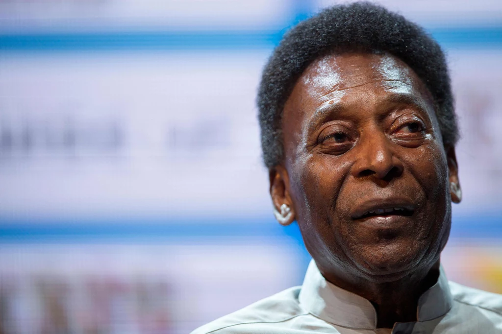 Pelé dorastał w ogromnej biedzie. Jego rodzina nie miała nawet pieniędzy na prawdziwą piłkę, więc w dzieciństwie często trenował grając skarpetą wypchaną gazetami. Szybko zaczął zarabiać pieniądze. Zanim jego wybitny talent został zauważony przez Waldemara de Brito, gwiazdor pracował jako pucybut oraz pracownik herbaciarni. Po roku gry w drużynie juniorów, młody piłkarz został włączony do drużyny seniorskiej, a w 1958 roku zagrał w swoich pierwszych mistrzostwach świata. Pelé dorastał w ogromnej biedzie. Jego rodzina nie miała nawet pieniędzy na prawdziwą piłkę, więc w dzieciństwie często trenował grając skarpetą wypchaną gazetami. Szybko zaczął zarabiać pieniądze. Zanim jego wybitny talent został zauważony przez Waldemara de Brito, gwiazdor pracował jako pucybut oraz pracownik herbaciarni. Po roku gry w drużynie juniorów, młody piłkarz został włączony do drużyny seniorskiej, a w 1958 roku zagrał w swoich pierwszych mistrzostwach świata.