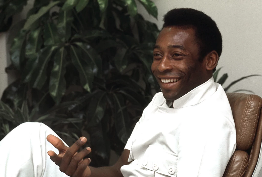 Pelé jest powszechnie uznawany za najlepszego piłkarza wszech czasów. Brazylijski napastnik trzykrotnie został mistrzem świata. 79-letni zawodnik od wielu lat jest już na emeryturze, jednak przez pewien czas był najlepiej zarabiającym piłkarzem na całym globie. Warunki, w których dorastał, pozostawiały wiele do życzenia. Pelé jest powszechnie uznawany za najlepszego piłkarza wszech czasów. Brazylijski napastnik trzykrotnie został mistrzem świata. 79-letni zawodnik od wielu lat jest już na emeryturze, jednak przez pewien czas był najlepiej zarabiającym piłkarzem na całym globie. Warunki, w których dorastał, pozostawiały wiele do życzenia.