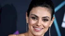 Mila Kunis należy do grona najpopularniejszych aktorek świata. Od 2015 roku jest związana z przystojnym Ashtonem Kutcherem, z którym wspólnie wychowuje dwójkę dzieci. Para nie może narzekać na brak pieniędzy i propozycji zawodowych.

Niewielu wie, że sytuacja materialna Mili Kunis nie zawsze była dobra. Gwiazda filmu "Czarny łabędź" urodziła się w ubogiej żydowskiej rodzinie.

Jej rodzina przeniosła się do Los Angeles z Ukrainy, aby zapewnić sobie lepszy byt. Na emigrację z ojczyzny miał wpływ także silny antysemityzm, jaki panował w tym czasie w ZSRR. 