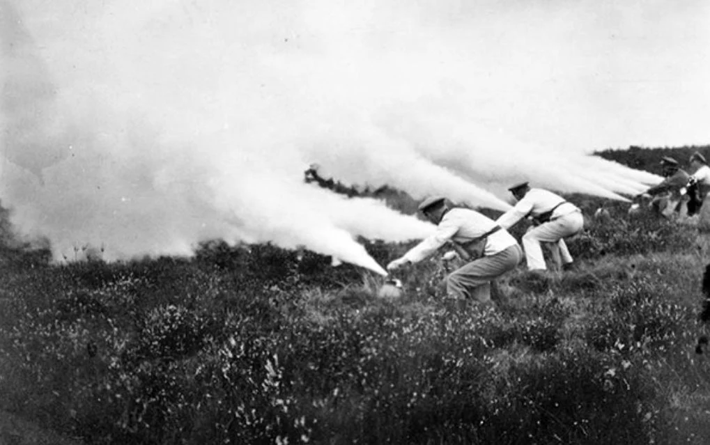 Niemcy się nie poddawali i szukali nowych rozwiązań. Sytuację zmienił dopiero test poligonowy wykonany na początku kwietnia w Beverlo. Okazało się, że chlor - zwykły odpad przemysłowy - jest wystarczająco trujący, a do tego cięższy od powietrza, więc znakomicie nadaje się do likwidowania siły żywej ukrytej w okopach, czy zagłębieniach ziemi. Zaczęto przygotowania do kolejnego próbnego ataku. 