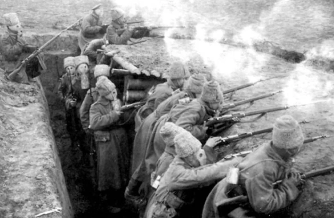 Od lipca 1914 roku fabryka przestawiła się na produkcję wojenną i amoniak z BASF zaczął zastępować chilijską saletrę w produkcji materiałów wybuchowych. Niedługo później Haber, na zlecenie Sztabu Generalnego, rozpoczął prace nad najnowszą bronią.