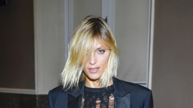 Anja Rubik na premierze spektaklu "Anioł i kobiety" pojawiła się w jednokolorowej stylizacji, która znakomicie kontrastowała z jej jasnymi włosami do ramion i błękitnymi oczami. 

Choć przezroczysta bluzka przyciągała uwagę do biustu modelki, to nie ona była najlepszym elementem jej stylizacji. Ciemna marynarka okazała się prawdziwym modowym hitem. 

A.W