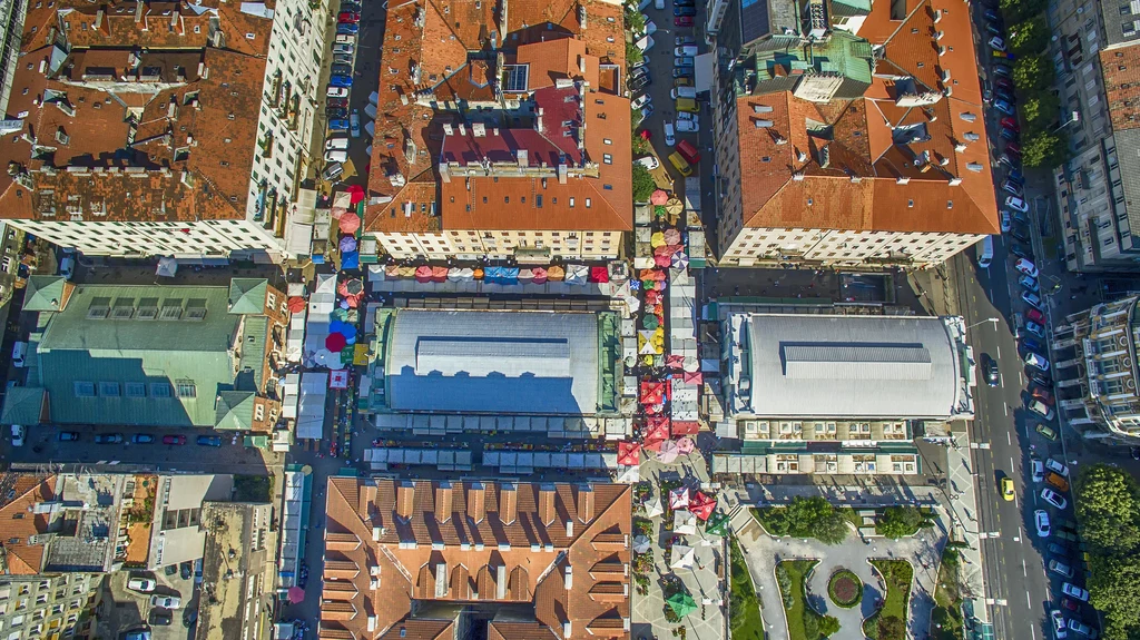 Rijeka pełna jest interesujących muzeów - wartych odwiedzenia przez chcących poznać kulturę i historię miasta, ale również doskonałych dla rodzin z dziećmi. Niewielkie, zlokalizowane w centrum, muzeum komputerów Peek & Poke zgromadziło ponad tysiąc eksponatów ilustrujących historię informatyki - od najwcześniejszych kalkulatorów po konsole do gier i unikatowe egzemplarze komputerów. Niektóre z eksponatów można nawet osobiście przetestować, więc wizyta w tym wyjątkowym miejscu z pewnością dostarczy wiele zabawy wszystkim członkom rodziny. Fot. Ivo Biočina, Chorwacka Wspólnota Turystyczna Rijeka pełna jest interesujących muzeów - wartych odwiedzenia przez chcących poznać kulturę i historię miasta, ale również doskonałych dla rodzin z dziećmi. Niewielkie, zlokalizowane w centrum, muzeum komputerów Peek & Poke zgromadziło ponad tysiąc eksponatów ilustrujących historię informatyki - od najwcześniejszych kalkulatorów po konsole do gier i unikatowe egzemplarze komputerów. Niektóre z eksponatów można nawet osobiście przetestować, więc wizyta w tym wyjątkowym miejscu z pewnością dostarczy wiele zabawy wszystkim członkom rodziny. Fot. Ivo Biočina, Chorwacka Wspólnota Turystyczna