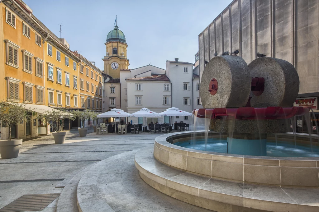 Korzo - położna w centrum, główna promenada Rijeki - jest zamknięta dla ruchu, dlatego można nią swobodnie spacerować i odwiedzać liczne kawiarnie, restauracje, sklepy i butiki. Korzo zapewnia niesamowite widoki na Adriatyk wyłaniający się z kolejnych mijanych przecznic. Spacerując promenadą łatwo też trafić do najciekawszych zabytków i muzeów miasta. Fot. Ivo Biočina, Chorwacka Wspólnota Turystyczna Korzo - położna w centrum, główna promenada Rijeki - jest zamknięta dla ruchu, dlatego można nią swobodnie spacerować i odwiedzać liczne kawiarnie, restauracje, sklepy i butiki. Korzo zapewnia niesamowite widoki na Adriatyk wyłaniający się z kolejnych mijanych przecznic. Spacerując promenadą łatwo też trafić do najciekawszych zabytków i muzeów miasta. Fot. Ivo Biočina, Chorwacka Wspólnota Turystyczna