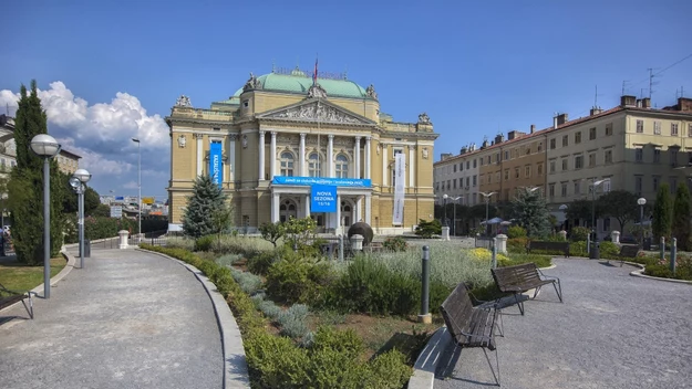 Do ważnych dla kultury miasta miejsc należy Chorwacki Teatr Narodowy im. Ivana Zajca. Budowa gmachu teatralnego rozpoczęła się w latach 80. XIX w. W wykonanie malarskiej dekoracji na jego suficie zaangażowany był sam Gustaw Klimt, późniejszy najwybitniejszy przedstawiciel secesji. Dziś odbywają się tam przedstawienia teatralne, operowe i baletowe. Chorwacki Teatr Narodowy organizuje także pokazy i koncerty plenerowe na Korzo i plażach Kvarneru. Budynek teatru wychodzi na piękny ogród otoczony imponującymi budynkami w stylu barokowym. 

Fot. Ivo Biočina, Chorwacka Wspólnota Turystyczna