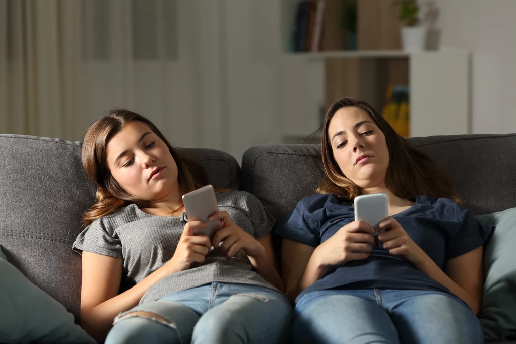 Młodzi Polacy nie rozstają się z telefonami