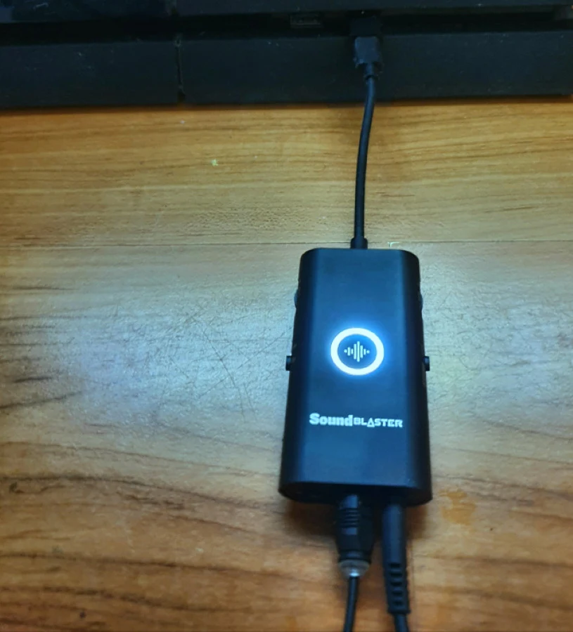 Sound Blaster G3 podłączony do PS4. Ikona na górze się świeci, bo właśnie włączono Footsteps Enhancer Sound Blaster G3 podłączony do PS4. Ikona na górze się świeci, bo właśnie włączono Footsteps Enhancer