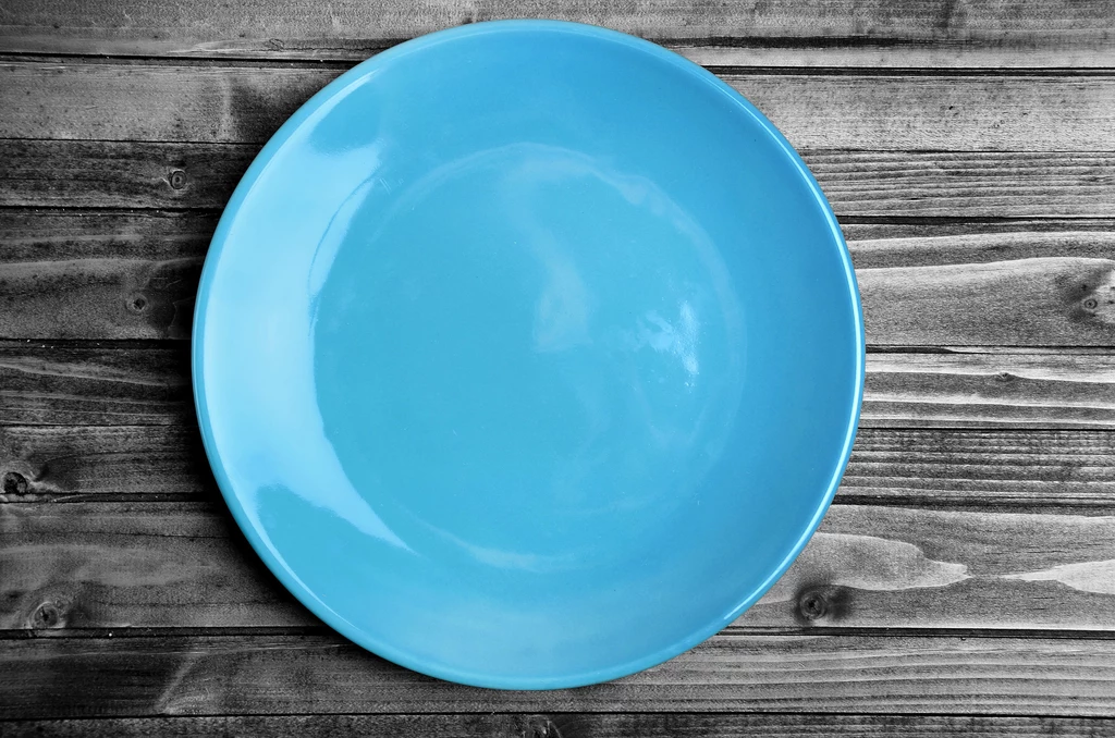 Odchudzasz się? Jedz z niebieskich talerzy. Zdaniem naukowców wówczas zjesz mniej