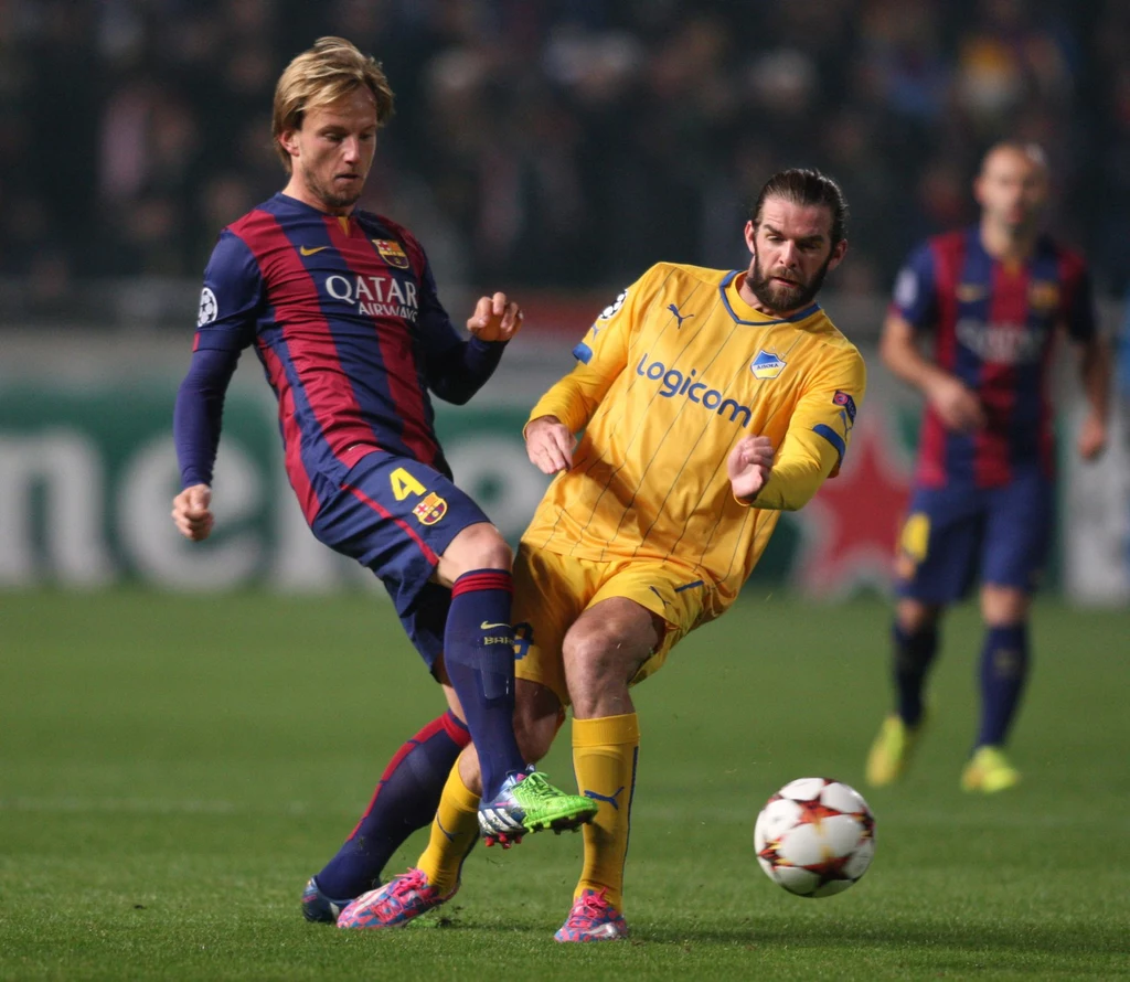 Cillian Sheridan (z prawej) w meczu Ligi Mistrzów APOEL Nikozja - FC Barcelona Cillian Sheridan (z prawej) w meczu Ligi Mistrzów APOEL Nikozja - FC Barcelona