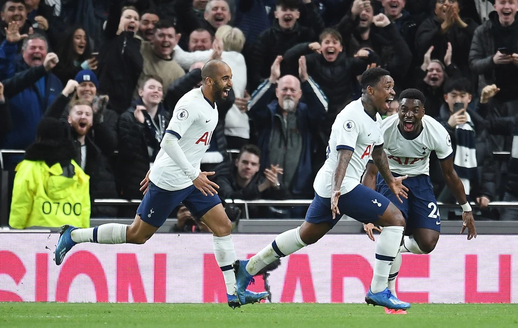 Steven Bergwijn (w środku) zdobył swoją debiutancką bramkę dla Tottenhamu Steven Bergwijn (w środku) zdobył swoją debiutancką bramkę dla Tottenhamu