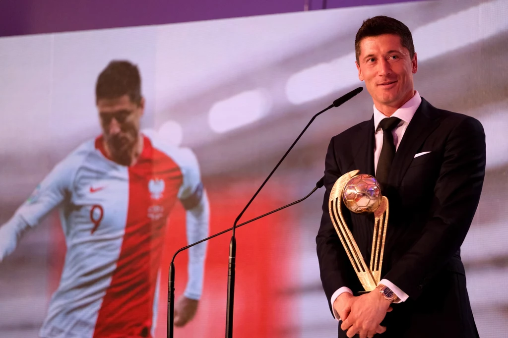 Robert Lewandowski z nagrodą w kategorii "Piłkarz Roku" za 2019 rok Robert Lewandowski z nagrodą w kategorii "Piłkarz Roku" za 2019 rok