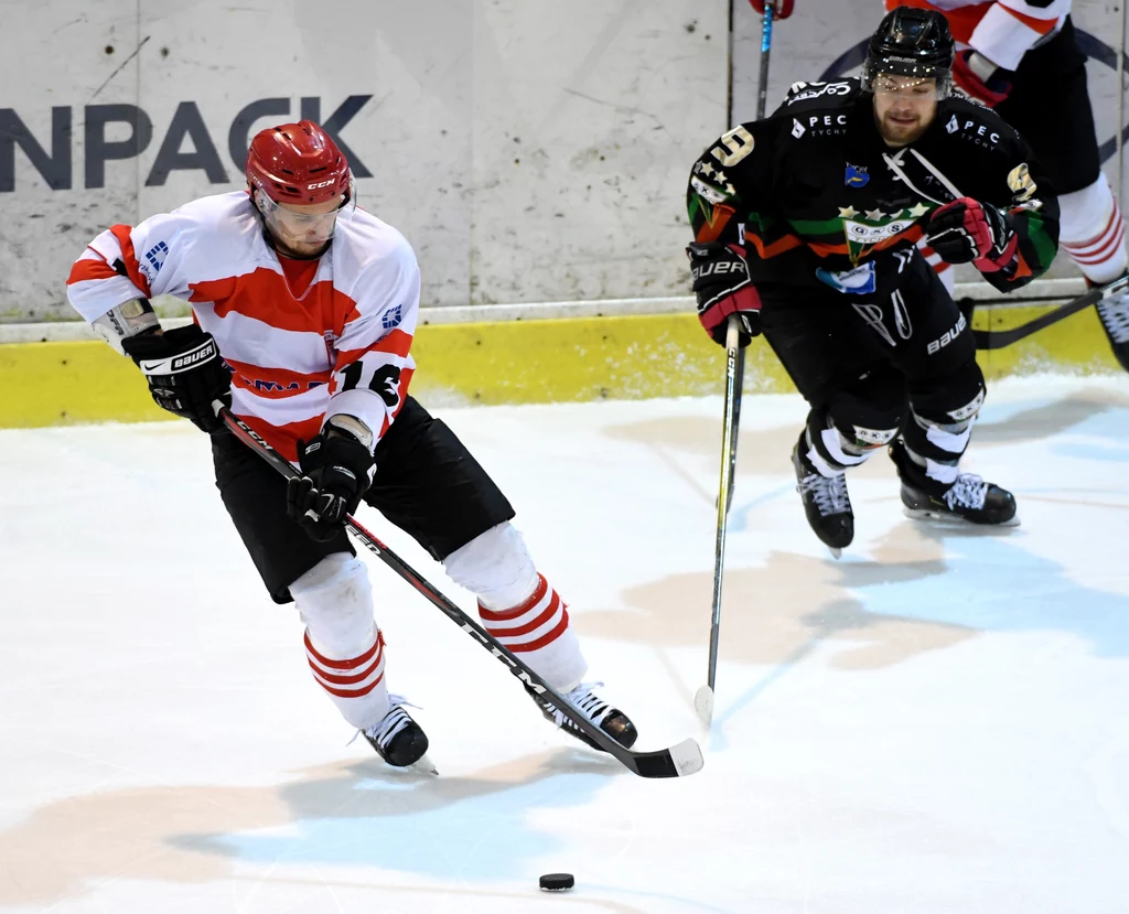 Hokeista Comarch Cracovia Ondrej Mikula (z lewej) i Christian Mroczkowski z GKS Tychy Hokeista Comarch Cracovia Ondrej Mikula (z lewej) i Christian Mroczkowski z GKS Tychy