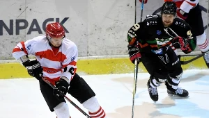 Hokeista Comarch Cracovia Ondrej Mikula (z lewej) i Christian Mroczkowski z GKS Tychy 