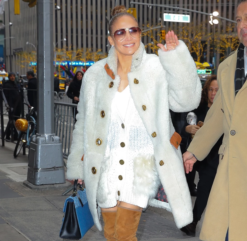 Jennifer Lopez często sięga po biały "total look" 