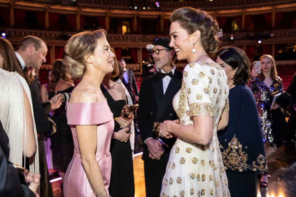 Zjawiskowa biało-złota kreacja księżnej nie została jednak uszyta specjalnie na potrzeby gali. Strój został zaprojektowany przez Alexandra McQueena już kilka lat temu. Kate Middleton w sukni pojawiła się już w 2012 roku. Miała ją na sobie podczas wizyty w Malezji. To, że po raz drugi założyła tę samą kreację, nie powinno jednak nikogo dziwić. Kate Middleton już od dawna jest znana z tego, że nie lubi marnować ubrań. W niektórych swoich strojach była widziana już kilkakrotnie. Zjawiskowa biało-złota kreacja księżnej nie została jednak uszyta specjalnie na potrzeby gali. Strój został zaprojektowany przez Alexandra McQueena już kilka lat temu. Kate Middleton w sukni pojawiła się już w 2012 roku. Miała ją na sobie podczas wizyty w Malezji. To, że po raz drugi założyła tę samą kreację, nie powinno jednak nikogo dziwić. Kate Middleton już od dawna jest znana z tego, że nie lubi marnować ubrań. W niektórych swoich strojach była widziana już kilkakrotnie.