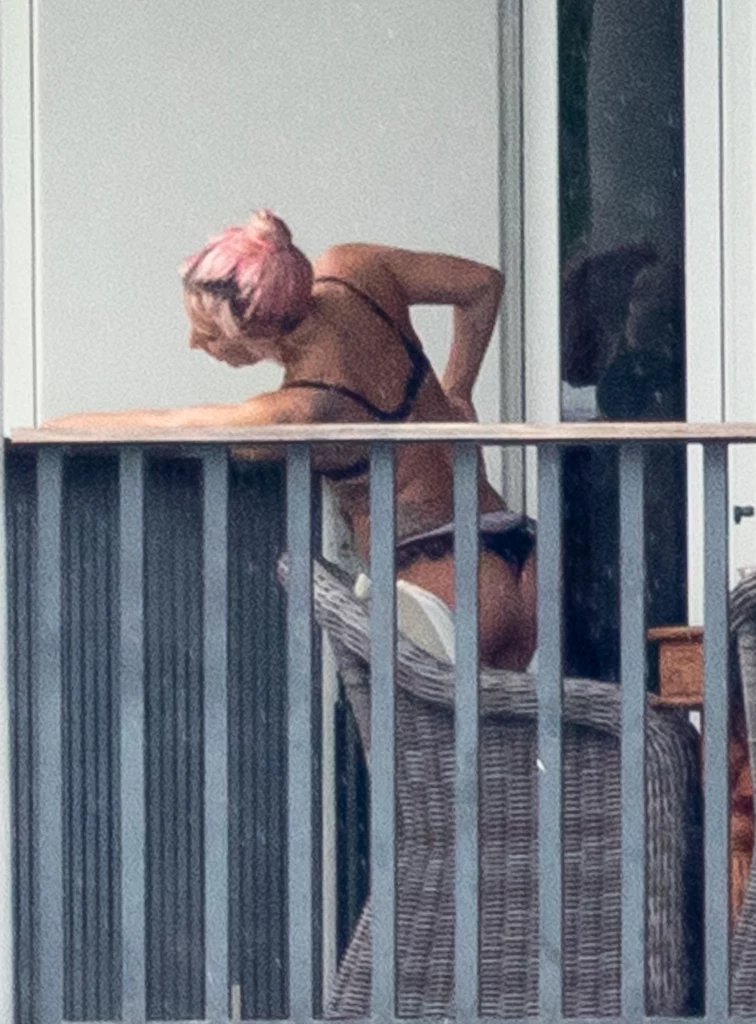 Lady Gaga rozciąga się na balkonie