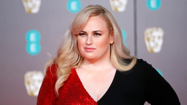 Rebel Wilson należy do grona najbardziej charyzmatycznych australijskich aktorek. Jest nie tylko atrakcyjna i zabawna, ale również dobrze wykształcona. Zanim całkowicie skupiła się na karierze aktorskiej, ukończyła prawo na Uniwersytecie Nowej Południowej Walii. 

Na ekranie zadebiutowała w 2003 roku, występując w filmie "Fat Pizza". Od tego czasu jej kariera wyraźnie nabrała tempa. Na brak propozycji współpracy aktorka nie może narzekać. W zeszłym roku zagrała główną rolę w komedii "Jak romantycznie". 

Tym, co pozwoliło jej się wyróżnić w show-biznesie bez wątpienia był nie tylko jej talent, ale również pełne kształty. Jakiś czas temu Rebel Wilson postanowiła jednak pozbyć się nadwagi.  