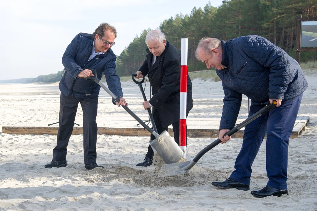 Mierzeja Wiślana, roppoczęcie prac przy przekopie. Jaroslaw Kaczyński (C), prezes PiS i Marek Grobarczyk (L), minister gospodarki morskiej