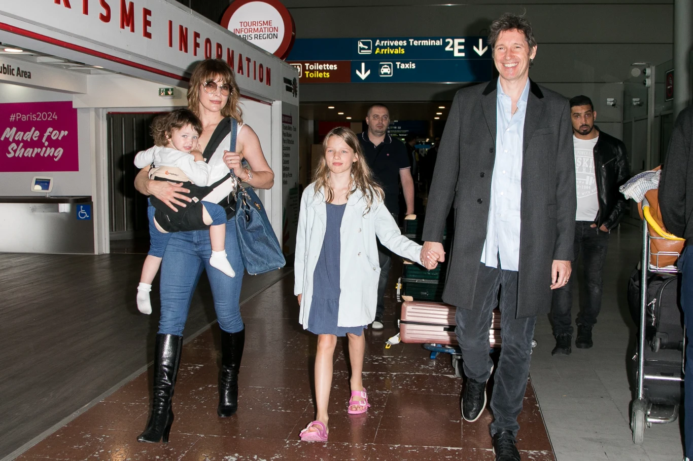 Milla Jovovich z córkami i mężem, 2017 rok