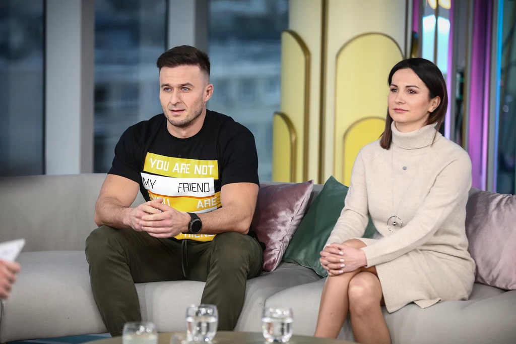 Polski gracz CS:GO został zaproszony do studia „DDTVN” po to, by opowiedzieć o tym, jak popularny jest esport oraz o tym, jak wygląda życie esportowca w konfrontacji z życiem rodzinnym. Kinga Jarząbkowska – żona „pashy” przyznała, że było wiele trudnych momentów, gdy żona zajmowała się domem, a jej mąż grał, nie wiedząc tak naprawdę, czy będą z tego większe pieniądze w przyszłości. Zawodnik wyraził również wdzięczność wobec żony za jej niezłomną postawę w trudnych czasach ich związku. Polski gracz CS:GO został zaproszony do studia „DDTVN” po to, by opowiedzieć o tym, jak popularny jest esport oraz o tym, jak wygląda życie esportowca w konfrontacji z życiem rodzinnym. Kinga Jarząbkowska – żona „pashy” przyznała, że było wiele trudnych momentów, gdy żona zajmowała się domem, a jej mąż grał, nie wiedząc tak naprawdę, czy będą z tego większe pieniądze w przyszłości. Zawodnik wyraził również wdzięczność wobec żony za jej niezłomną postawę w trudnych czasach ich związku.