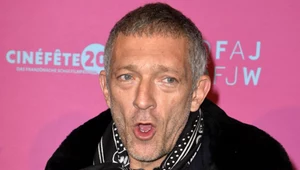 Vincent Cassel na plaży z młodą żoną