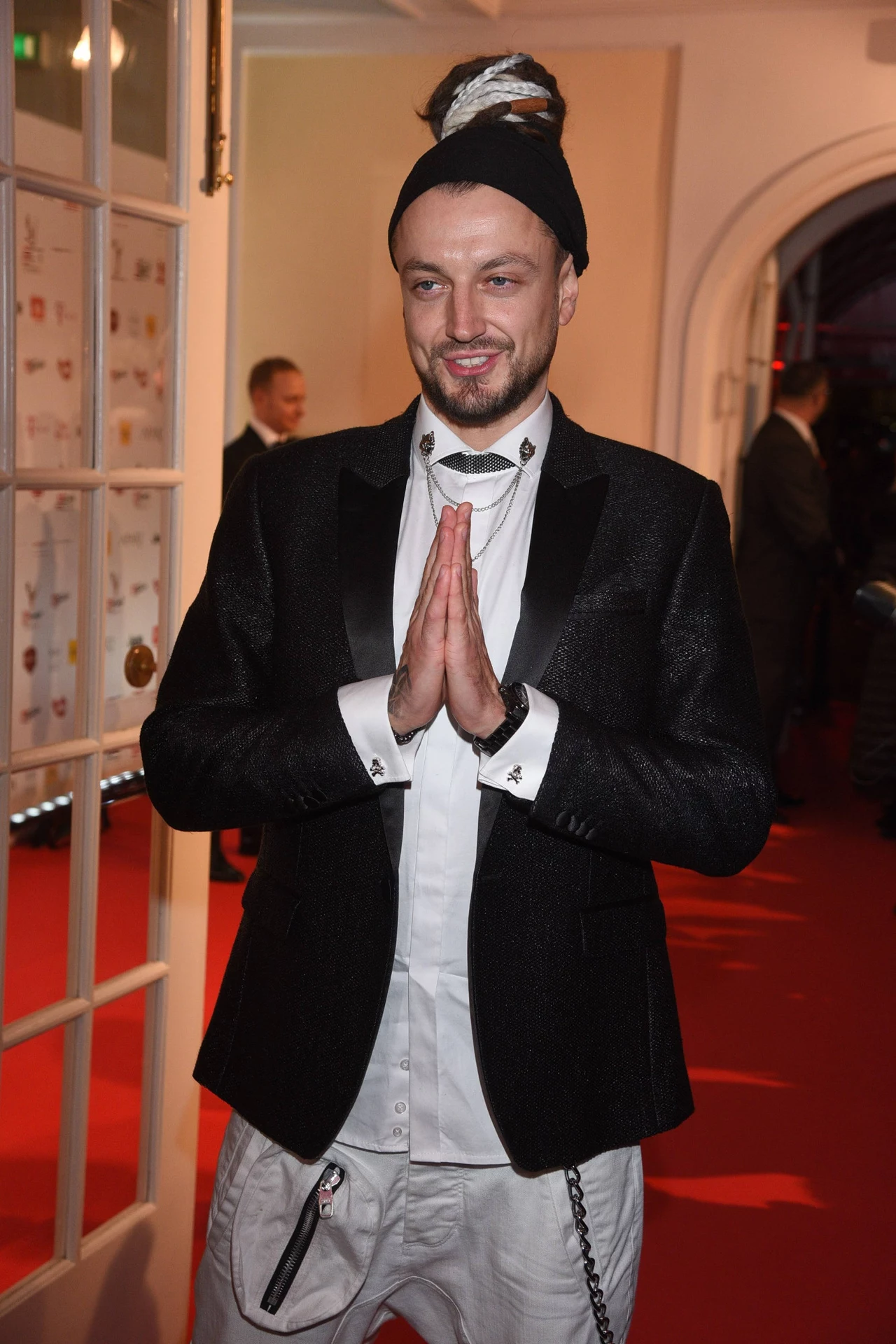 Atrakcyjna brunetka długo jednak nie była sama, bo w jej życiu szybko pojawił się muzyk Aleksander Milwiw-Baron. Para spotykała się w 2019 roku. Plotki o związku Julii Wieniawy z charyzmatycznym członkiem grupy "Afromental" pojawiły się, kiedy przyłapano ich w jednej z warszawskich restauracji. Później wybrali się na egzotyczne wakacje. Wszystko jednak stało się jasne dopiero, kiedy pochwalili się w mediach społecznościowych zdjęciem ze wspólnego wypadu na narty. Atrakcyjna brunetka długo jednak nie była sama, bo w jej życiu szybko pojawił się muzyk Aleksander Milwiw-Baron. Para spotykała się w 2019 roku. Plotki o związku Julii Wieniawy z charyzmatycznym członkiem grupy "Afromental" pojawiły się, kiedy przyłapano ich w jednej z warszawskich restauracji. Później wybrali się na egzotyczne wakacje. Wszystko jednak stało się jasne dopiero, kiedy pochwalili się w mediach społecznościowych zdjęciem ze wspólnego wypadu na narty.