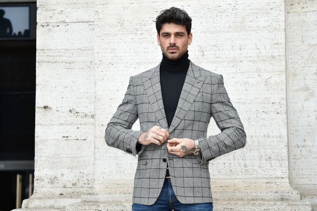 Michele Morrone jest bardzo aktywny w mediach społecznościowych. Odtwórca roli Massimo na swoim instagramowym profilu często publikuje gorące zdjęcia bez koszulki. Na brak zainteresowania ze strony kobiet nie może narzekać. Ten wysoki, bo mierzący 189 centymetrów wzrostu aktor jest już po rozwodzie. W 2014 roku ożenił się z Roubą Saadeh, jednak ich związek nie przetrwał. Owocem ich miłości jest dwójka wspaniałych synów, którym Michele Morrone stara się poświęcać jak najwięcej czasu. Michele Morrone jest bardzo aktywny w mediach społecznościowych. Odtwórca roli Massimo na swoim instagramowym profilu często publikuje gorące zdjęcia bez koszulki. Na brak zainteresowania ze strony kobiet nie może narzekać. Ten wysoki, bo mierzący 189 centymetrów wzrostu aktor jest już po rozwodzie. W 2014 roku ożenił się z Roubą Saadeh, jednak ich związek nie przetrwał. Owocem ich miłości jest dwójka wspaniałych synów, którym Michele Morrone stara się poświęcać jak najwięcej czasu.