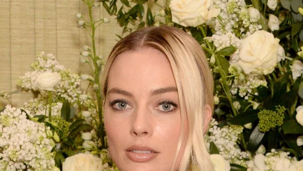 Margot Robbie to 29-letnia australijska aktorka, która, pomimo dość młodego wieku, ma już na swoim koncie spore sukcesy zawodowe. 

Aktorka była dwukrotnie nominowana do Oskara. Widzowie mogą kojarzyć artystkę chociażby z filmu Martina Scorsese "Wilk z Wall Street", w którym wcieliła się w partnerkę tytułowego bohatera. Choć Leonardo DiCaprio fenomenalnie zagrał główna role, to spora cześć uwagi widzów skupiona była nie na nim, lecz własnie na olśniewającej Margot Robbie. Intymne sceny okazały się prawdziwym hitem, właśnie dzięki atrakcyjnej blondynce. 

Z kolei w "Legionie Samobójców" wcieliła się w postać drapieżnej Harley Quinn. Zdaniem wielu, jej rola okazała się jednym z największych atutów całej produkcji.